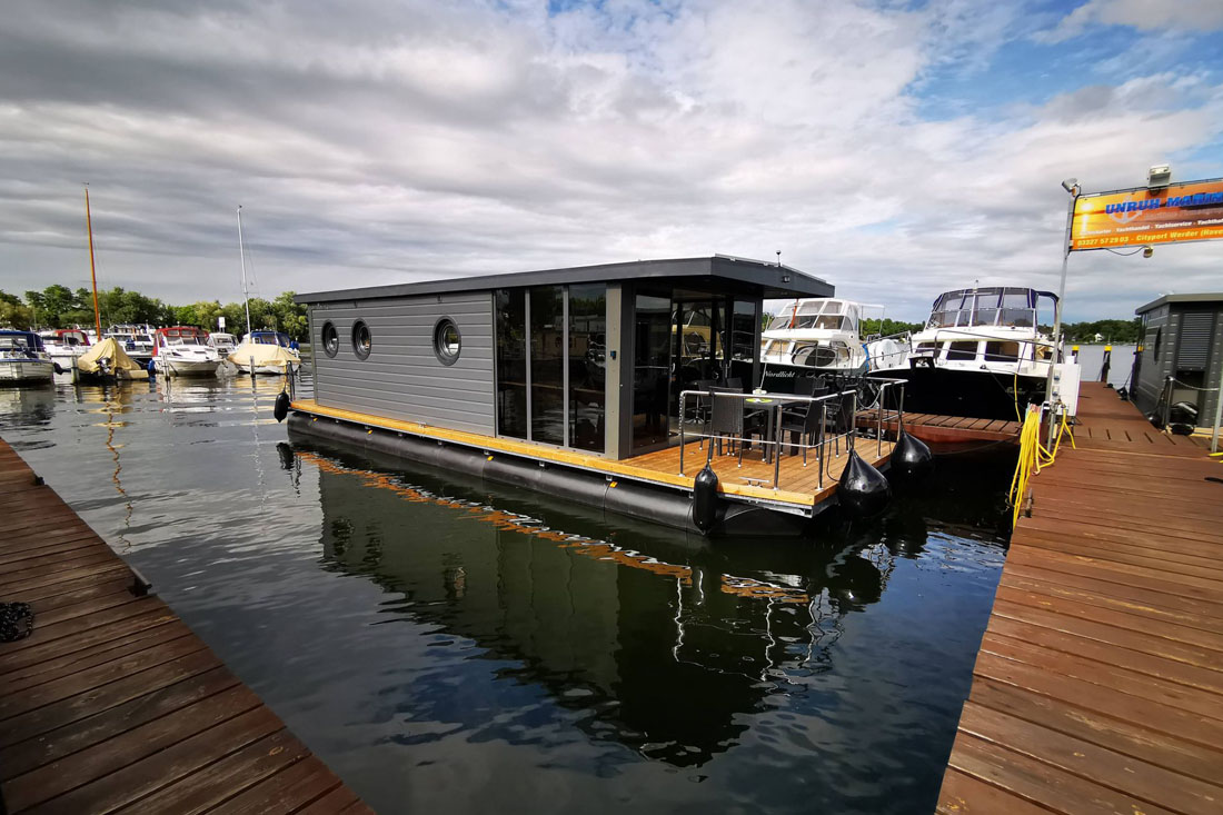 Am Steg angelegt La Mare Apart LL Hausboot