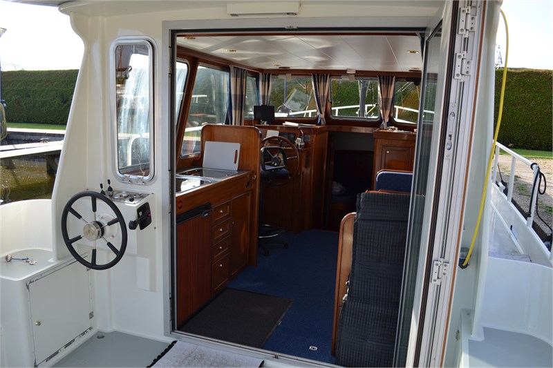 blick_in_wohnbereich_hausboot_tessa