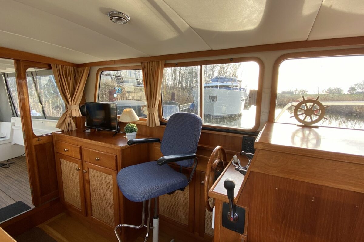 Hausboot-Pollux-Innensteuer