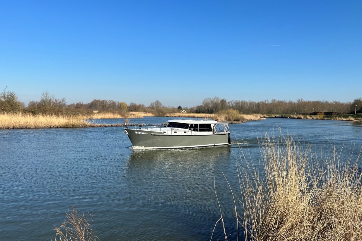 Motoryacht-Neptunus-suedholland-mieten