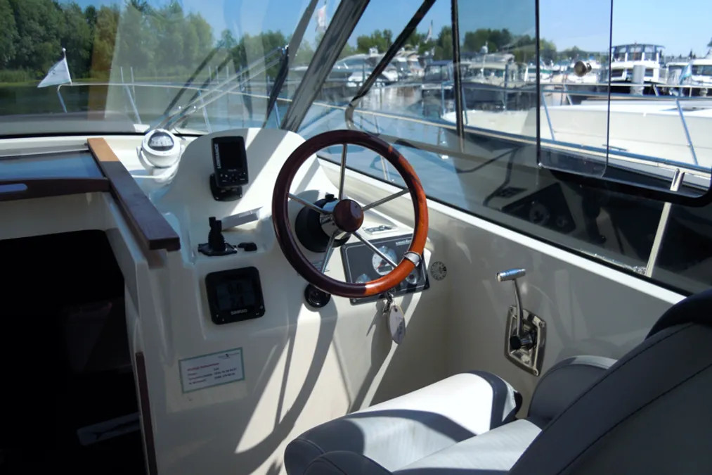 Hausboot-Mary-Ann-Steuerstand-Cockpit