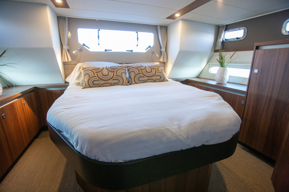 Jetten-38-Heckkabine-Doppelbett