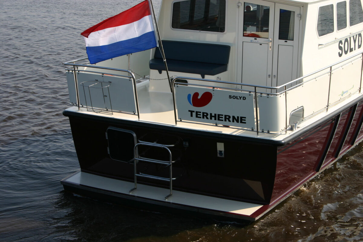 hausboot-pilot-44solyd-badeleiter