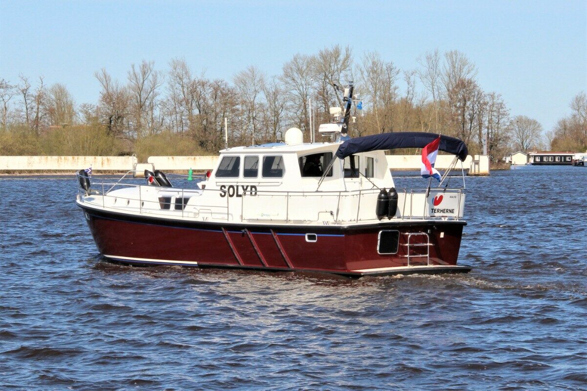 hausboot-pilot-44solyd-heckansicht