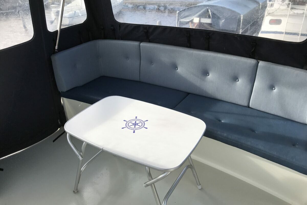 motoryacht-privateer-34-vienne-aussendeck-tisch
