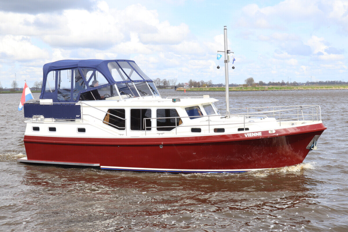 motoryacht-privateer-34-vienne-seitenansicht