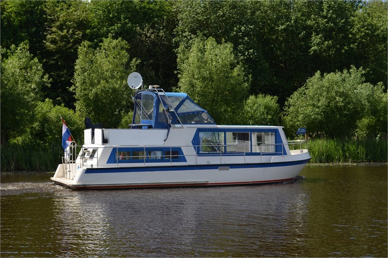 safari-houseboat-1050-seitenansicht
