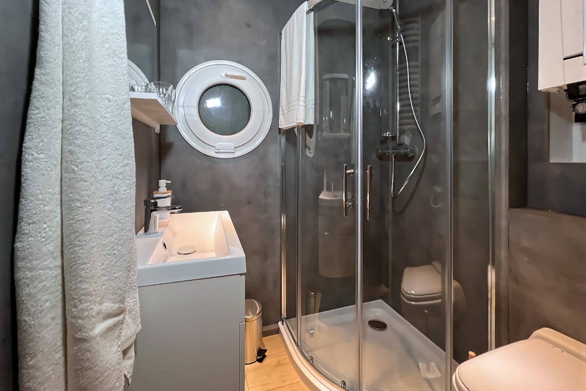 bungalow-hausboot-3k-dusche-toilette