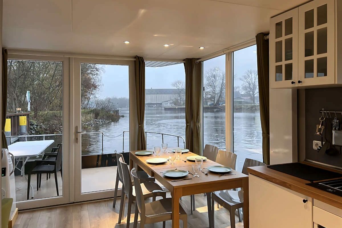 bungalow-hausboot-3k-esstisch