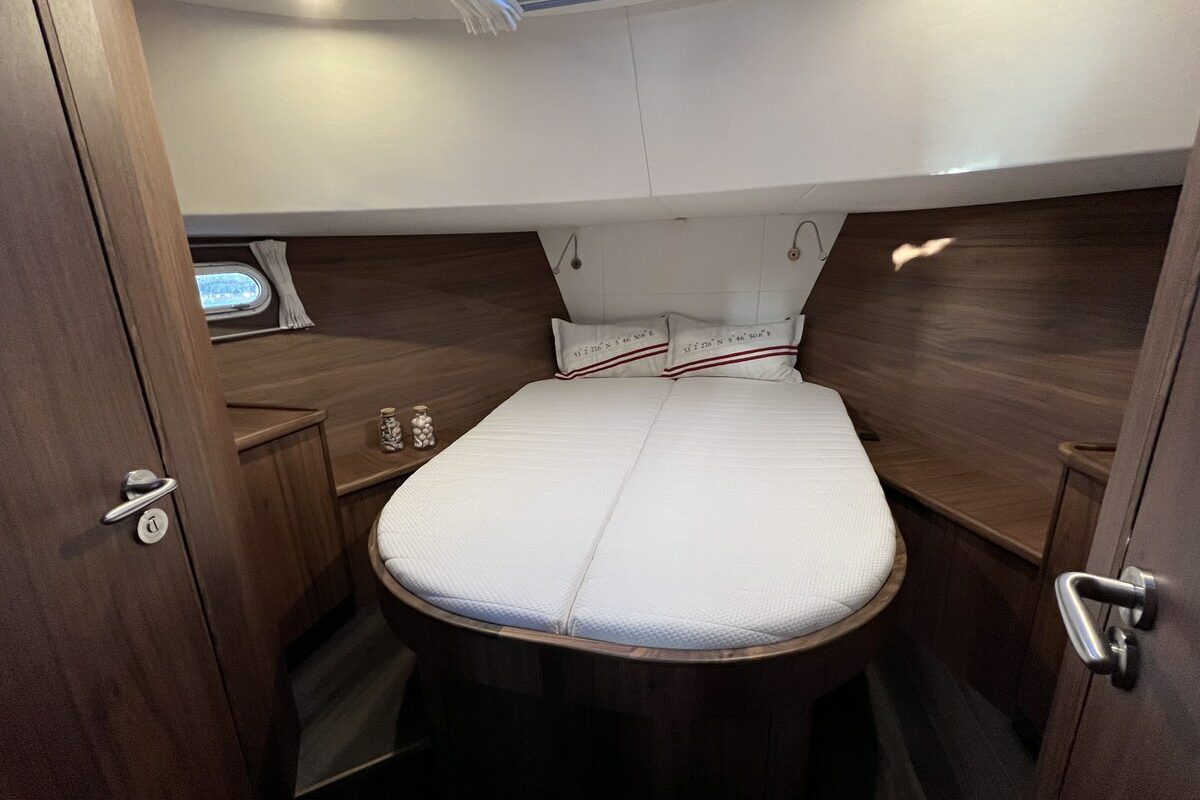 motoryacht-abim-klara-doppelbett-bugkabine