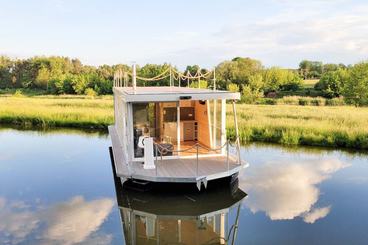 hausboot-sauna-sennolutz-blick-auf-wohnbereich