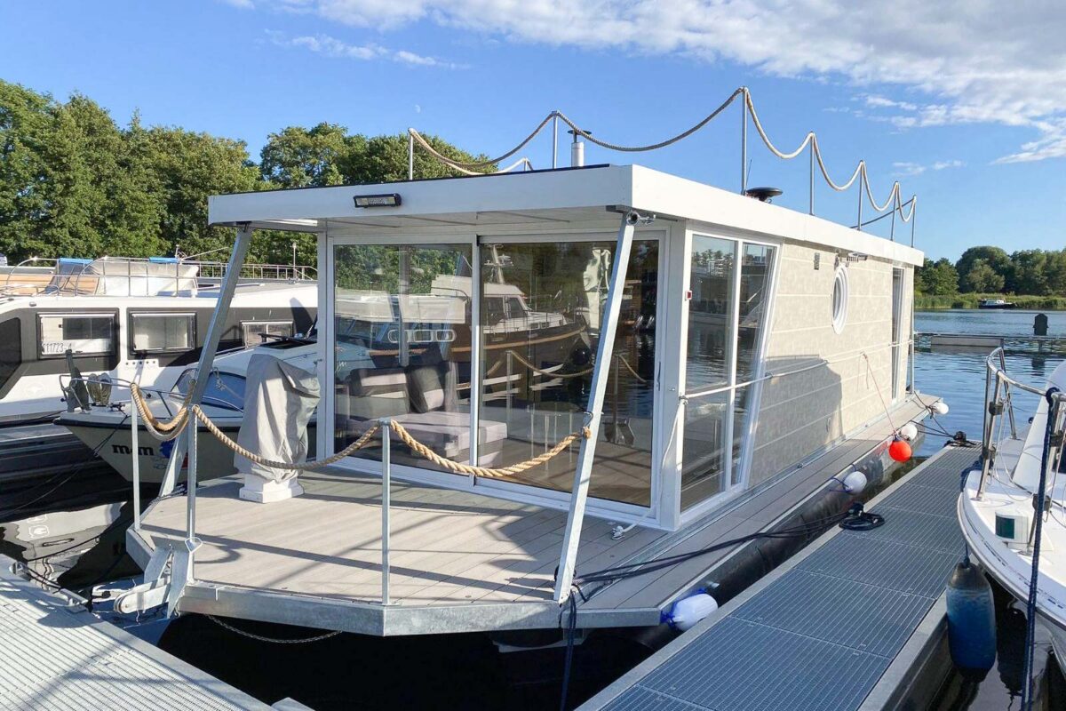 hausboot-sennolutz-am-steg
