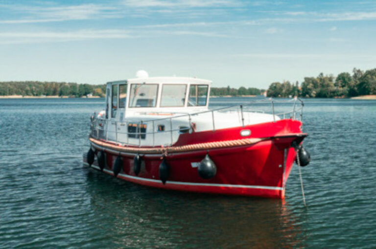 Riverboat 1122 vor Anker Mecklenburger Seenplatte