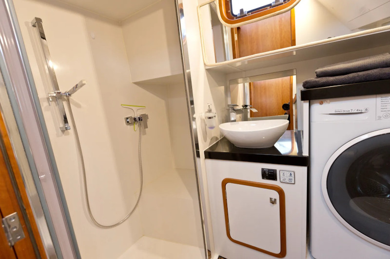 hausboot-alexis-bad-toilette-dusche