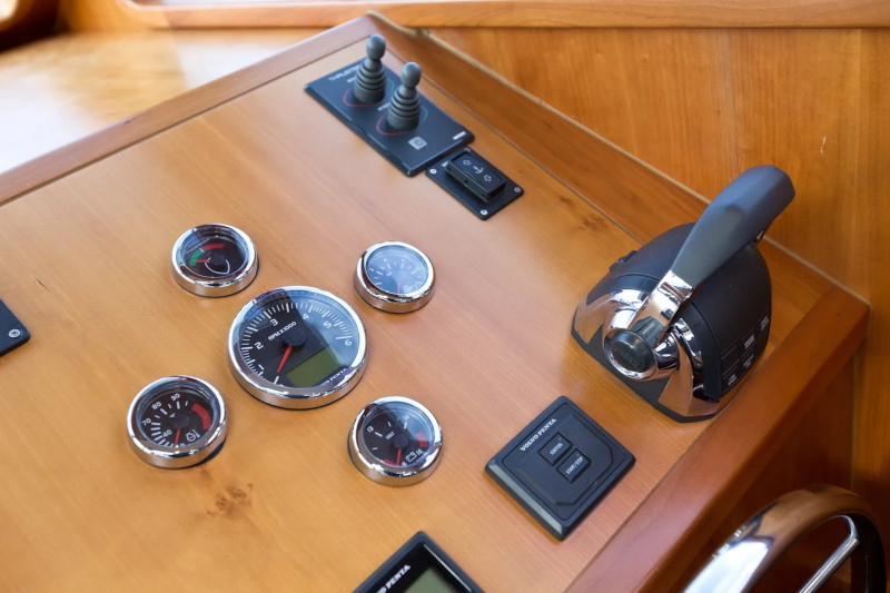 hausboot-alexis-steuerstand-cockpit