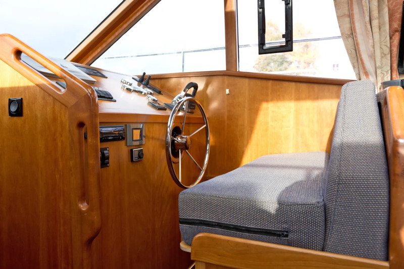 hausboot-alexis-steuerstand-sitz