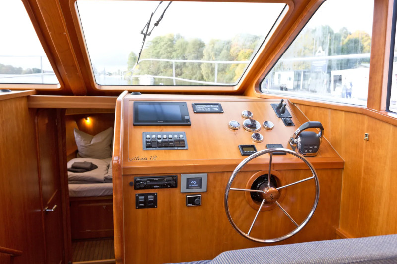 hausboot-alexis-steuerstand