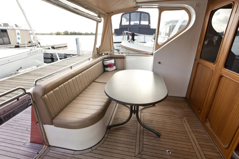 hausboot-alexis-terrasse-sitzplatz