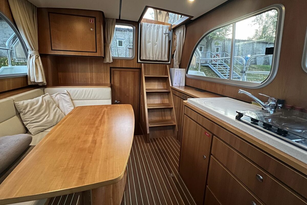 linssen-30.9-simba-salon-treppe