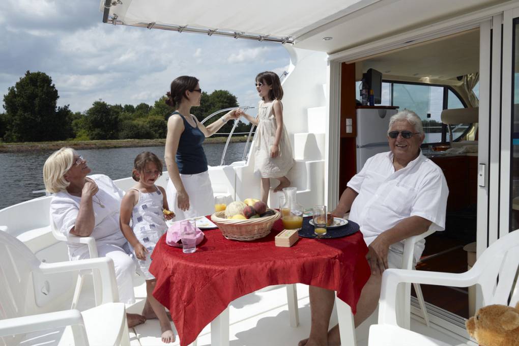 Heckterrasse mit Tisch und Stühle Hausboot Sitxo+