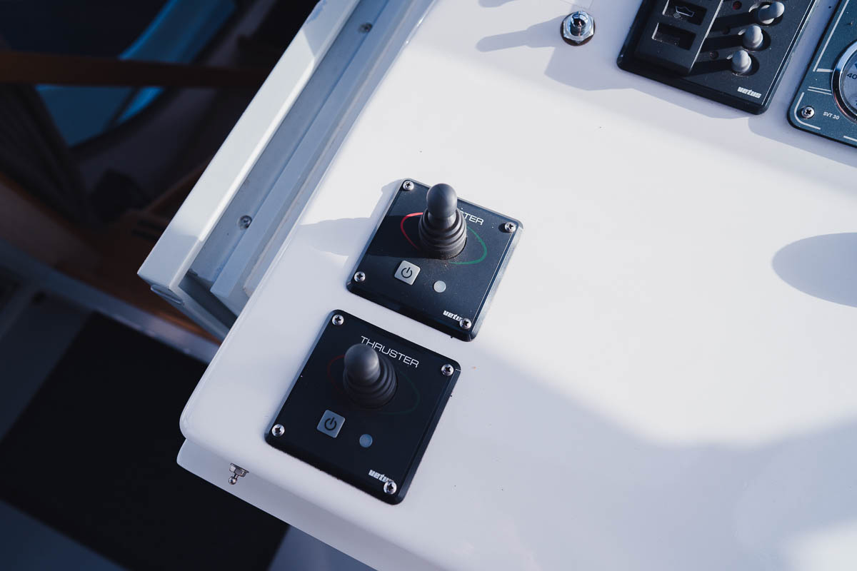 motoryacht-mon-amour-steuerstand-armaturen-2