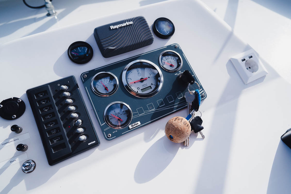 motoryacht-mon-amour-steuerstand-armaturen