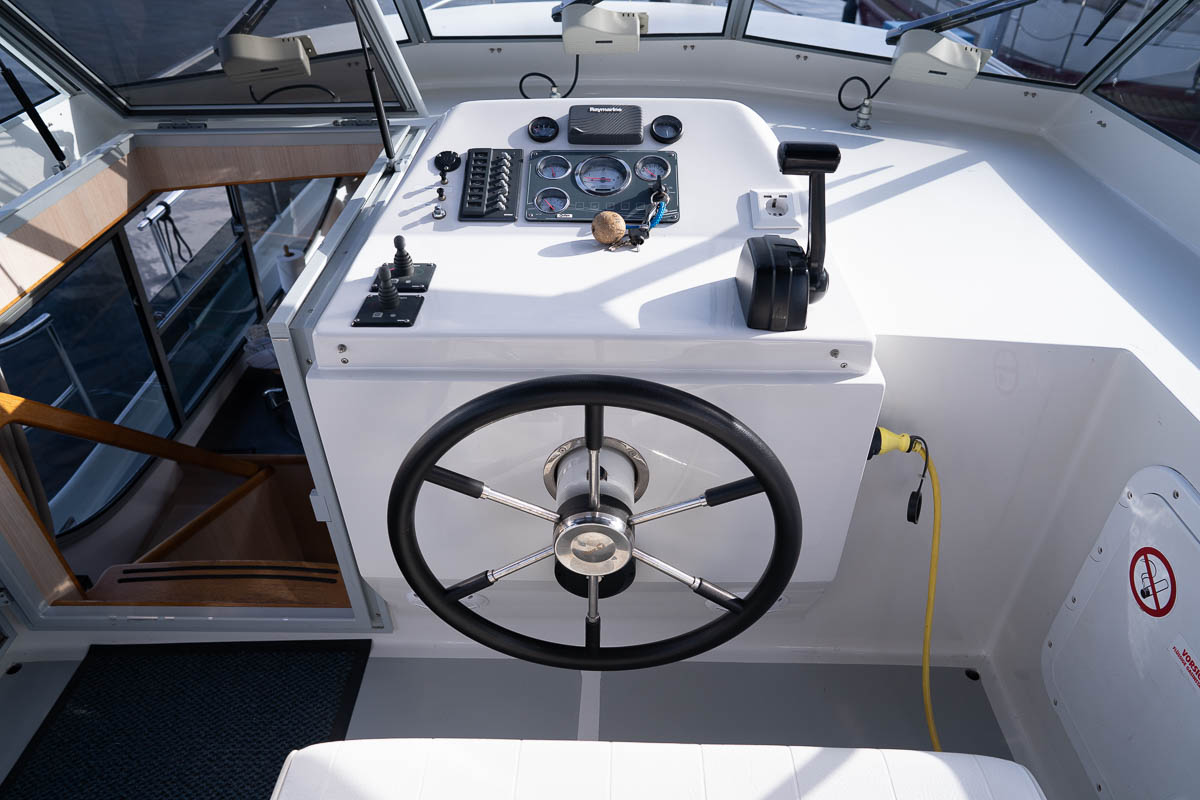 motoryacht-mon-amour-steuerstand