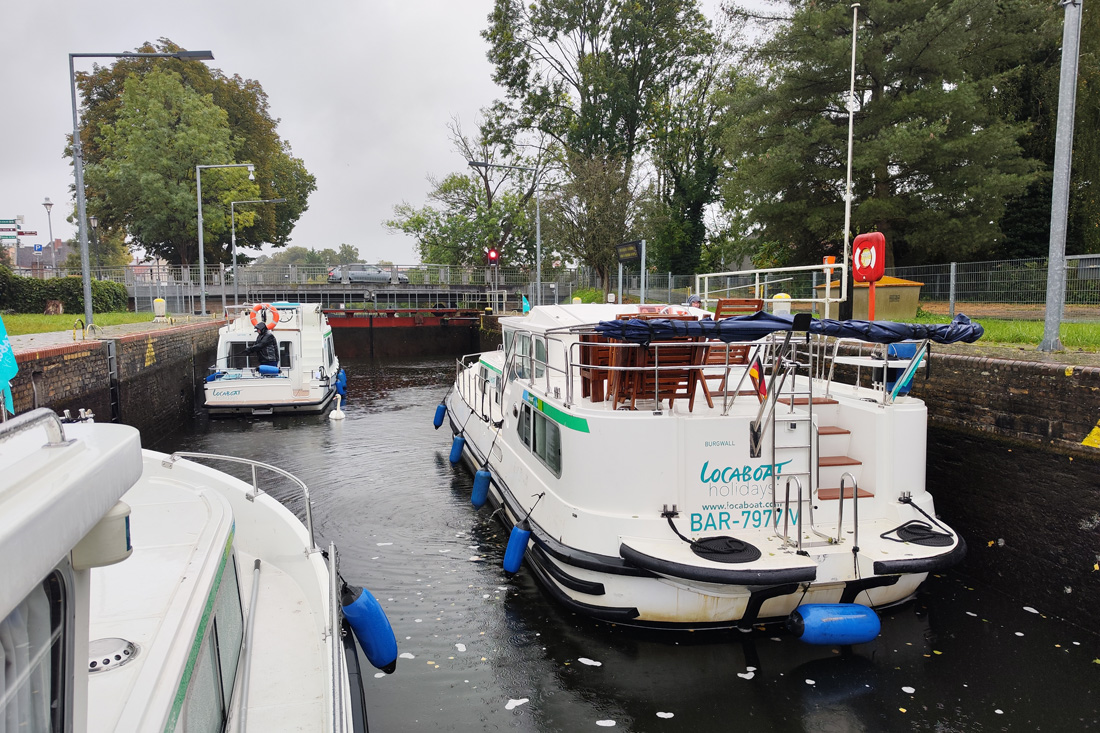 Hausboote in der Schleuse an der Saale