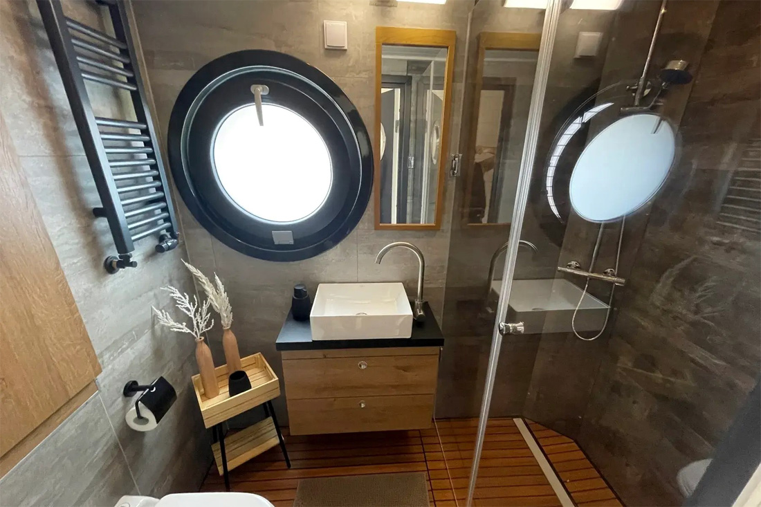Dusche und Waschbecken Enjoy