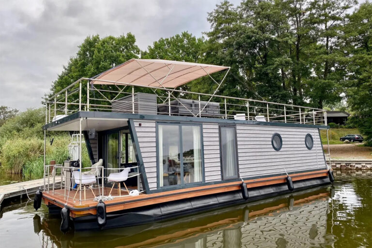 Juno und Redwine Hausboot an der Mecklenburgischen Seenplatte