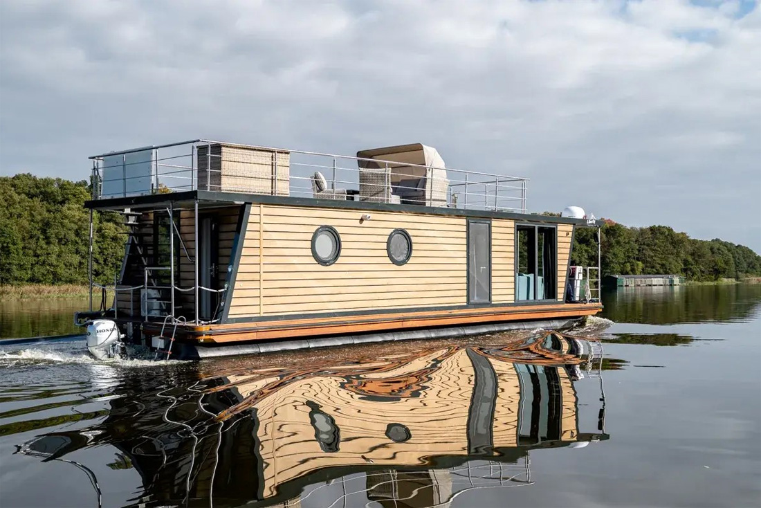 Heckansicht Hausboot Liberty
