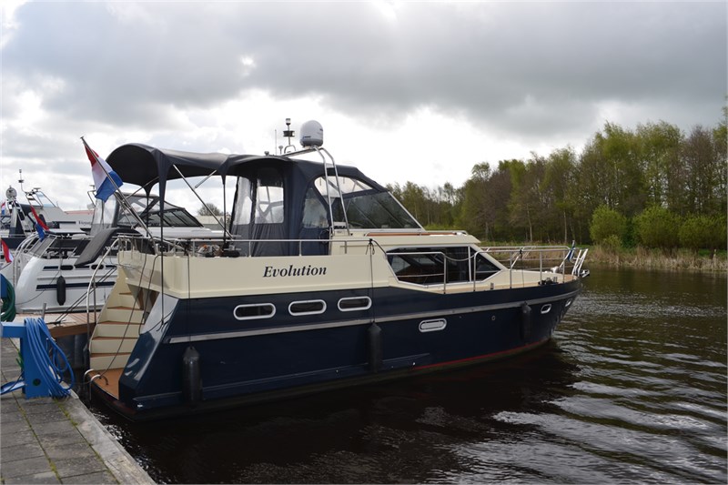 motoryacht_evolution-seitenansicht