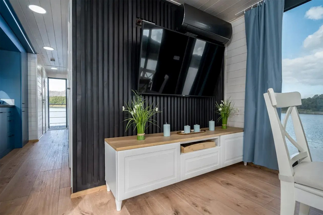 Salon Hausboot Liberty mit TV