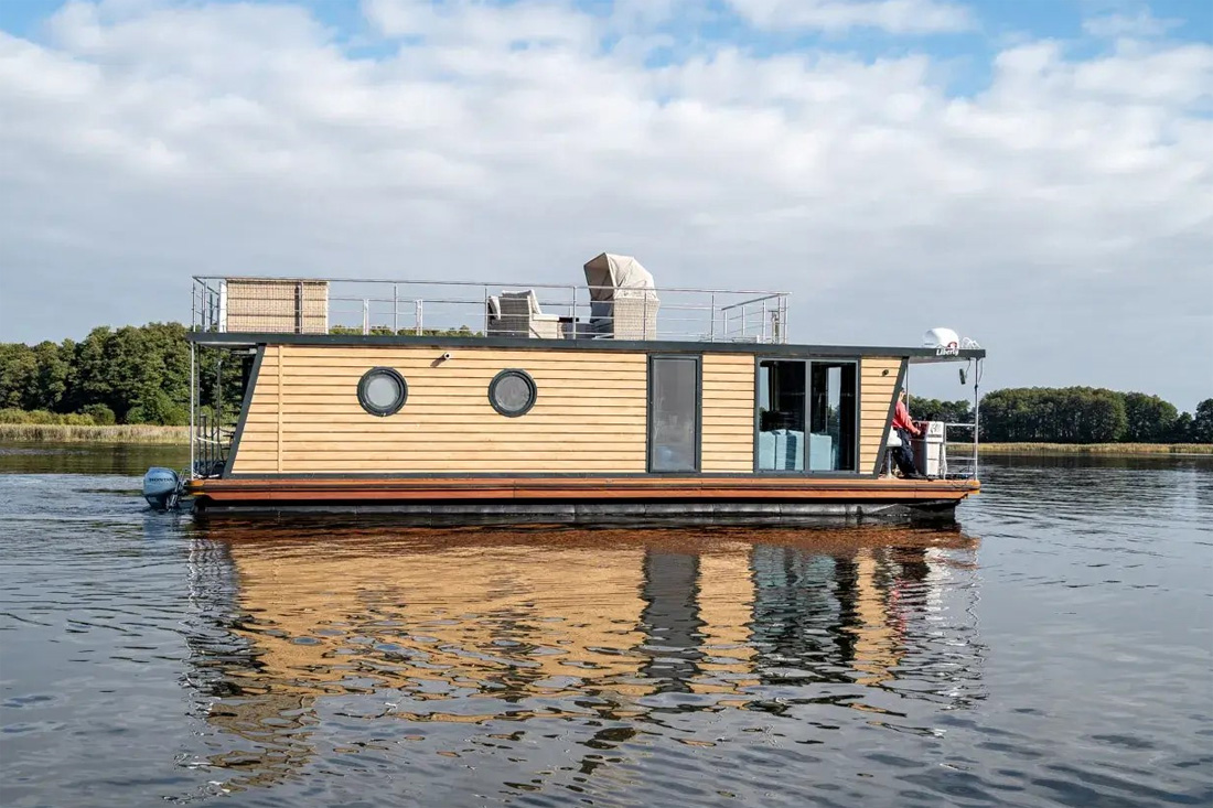 Seitliche Ansicht Bungalowboot Liberty