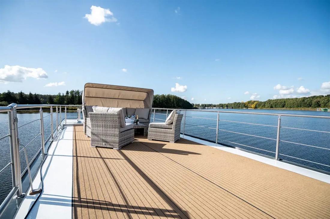Strandkorb auf Dachterrasse Hausboot Liberty