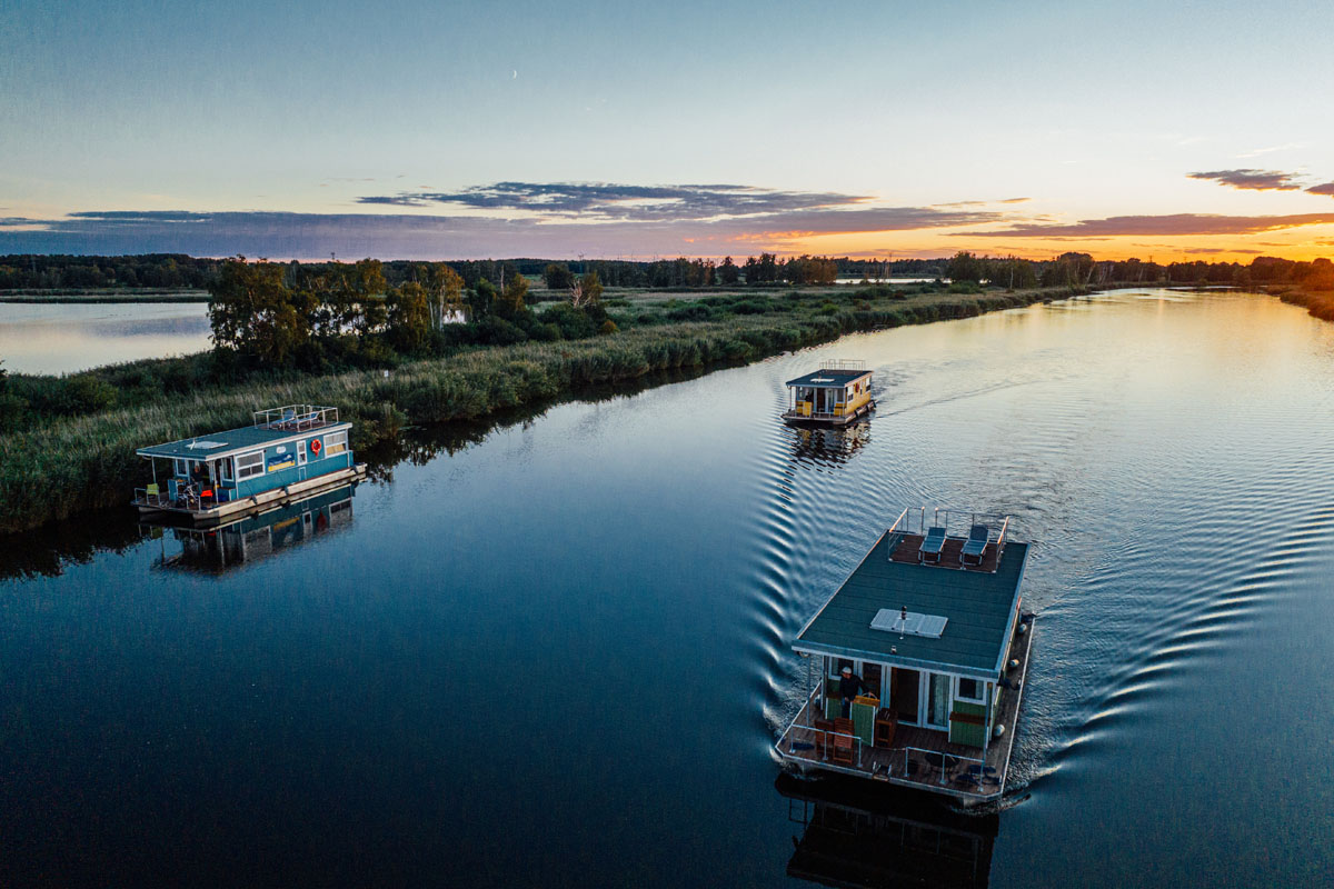 3 Hausboote im Sonnenuntergang Peene