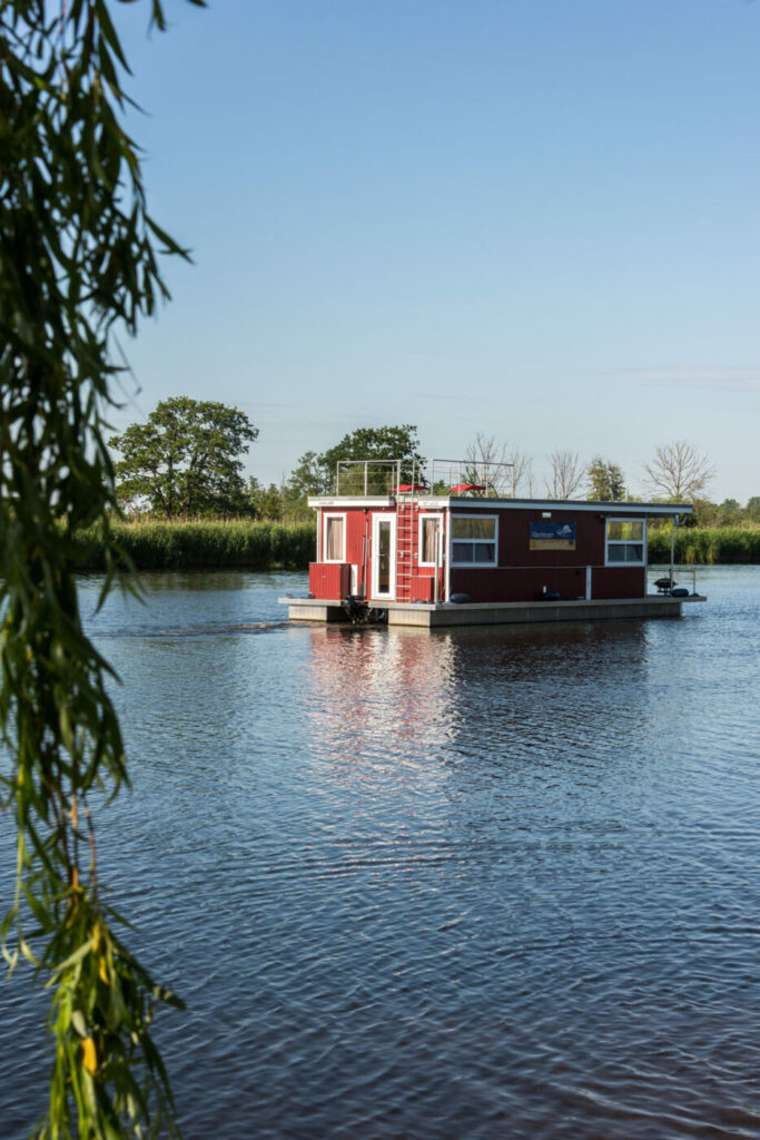 Hausboot unterwegs auf der Peene