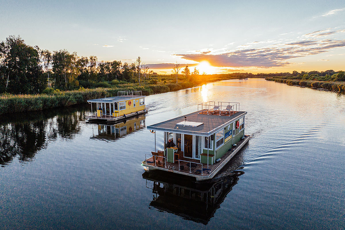 Hausboote fahrend auf der Peene