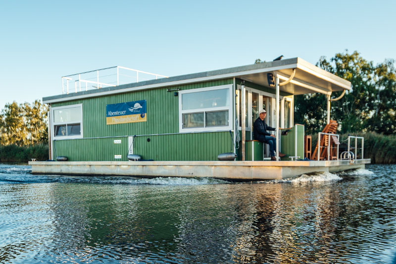 Grünes Hausboot Bungalow Peene