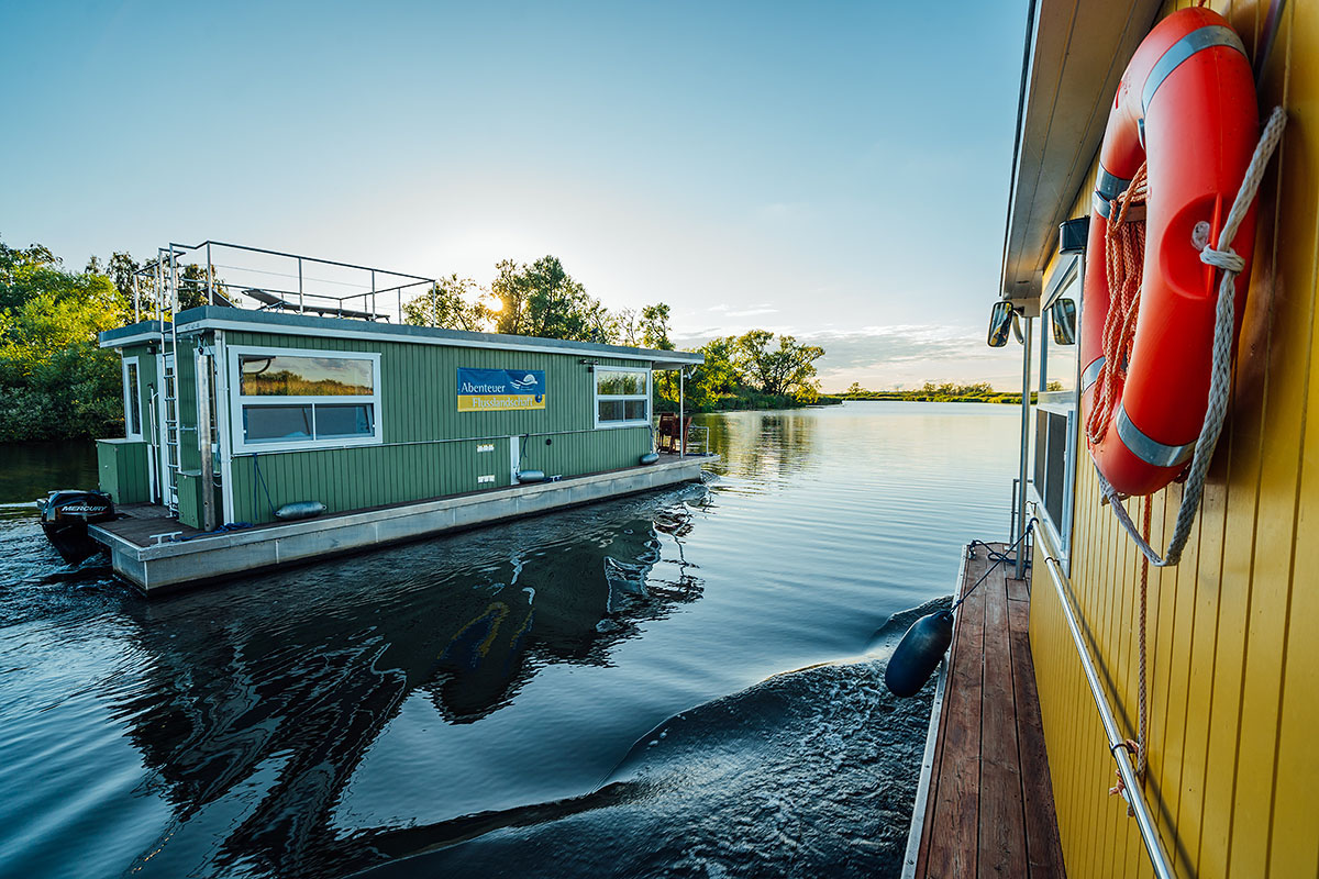 Flussfahrt Peene mit Bungalow Hausboot