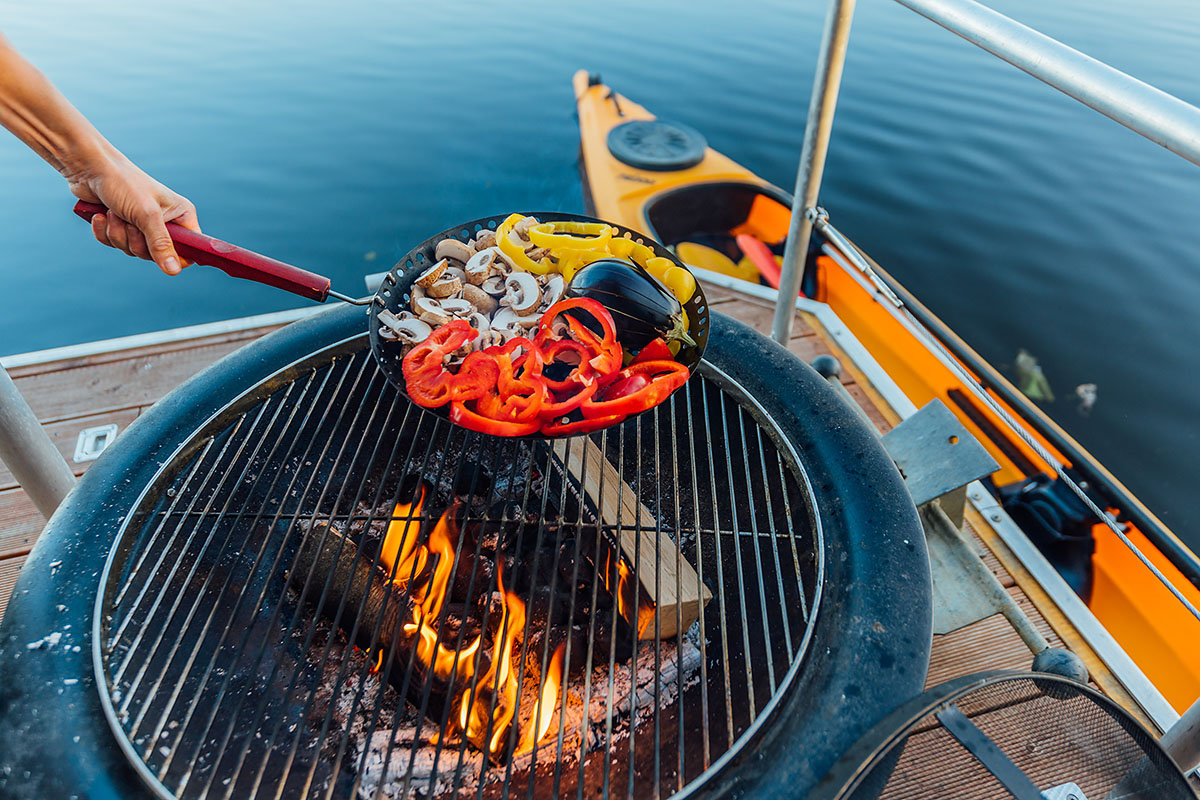 Grill und Feuerschale auf Bungalowboot Peene