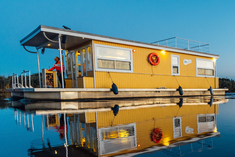 Seitliche Ansicht Hausboot Peene