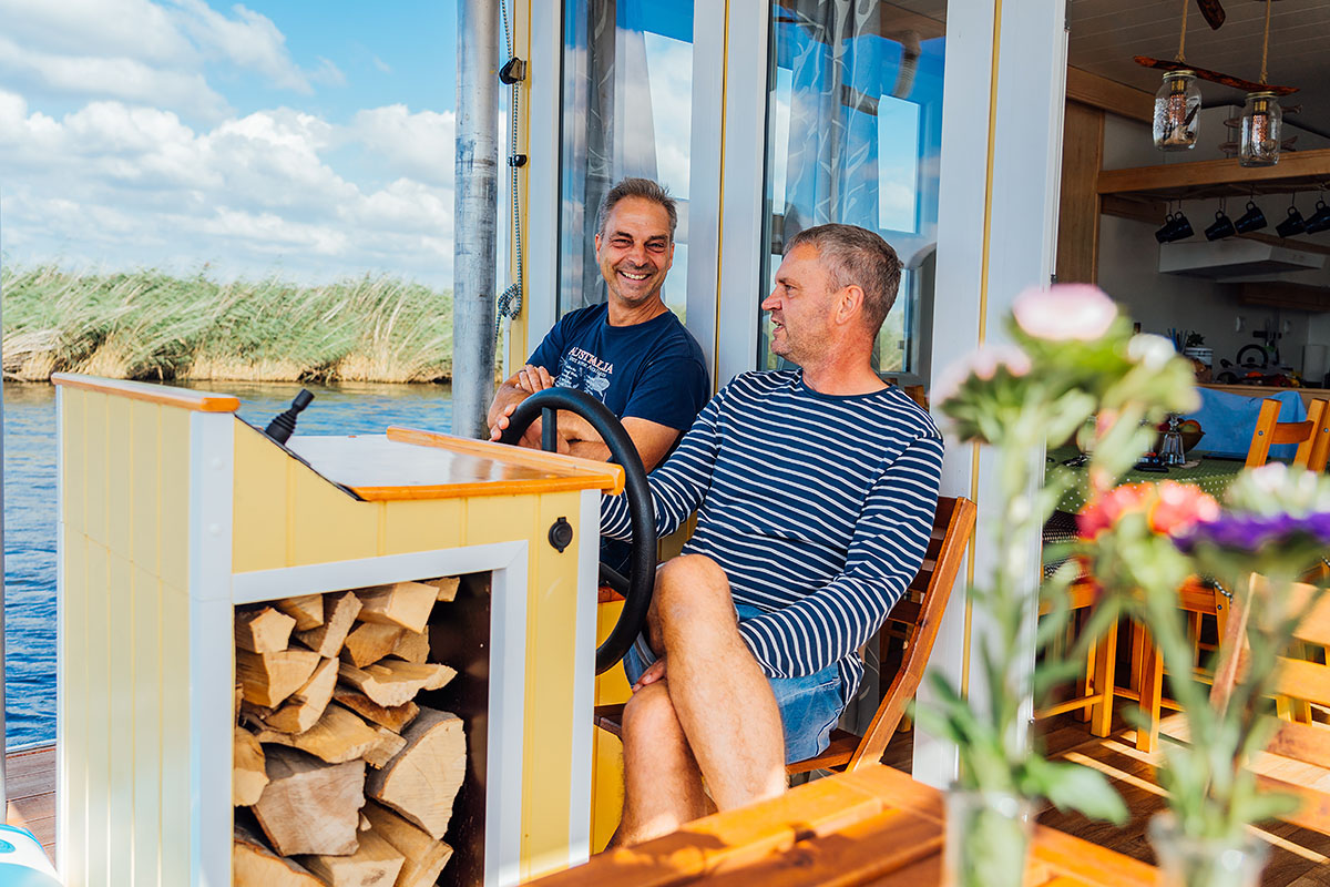 Steuerstand auf Bungalowboot Peene