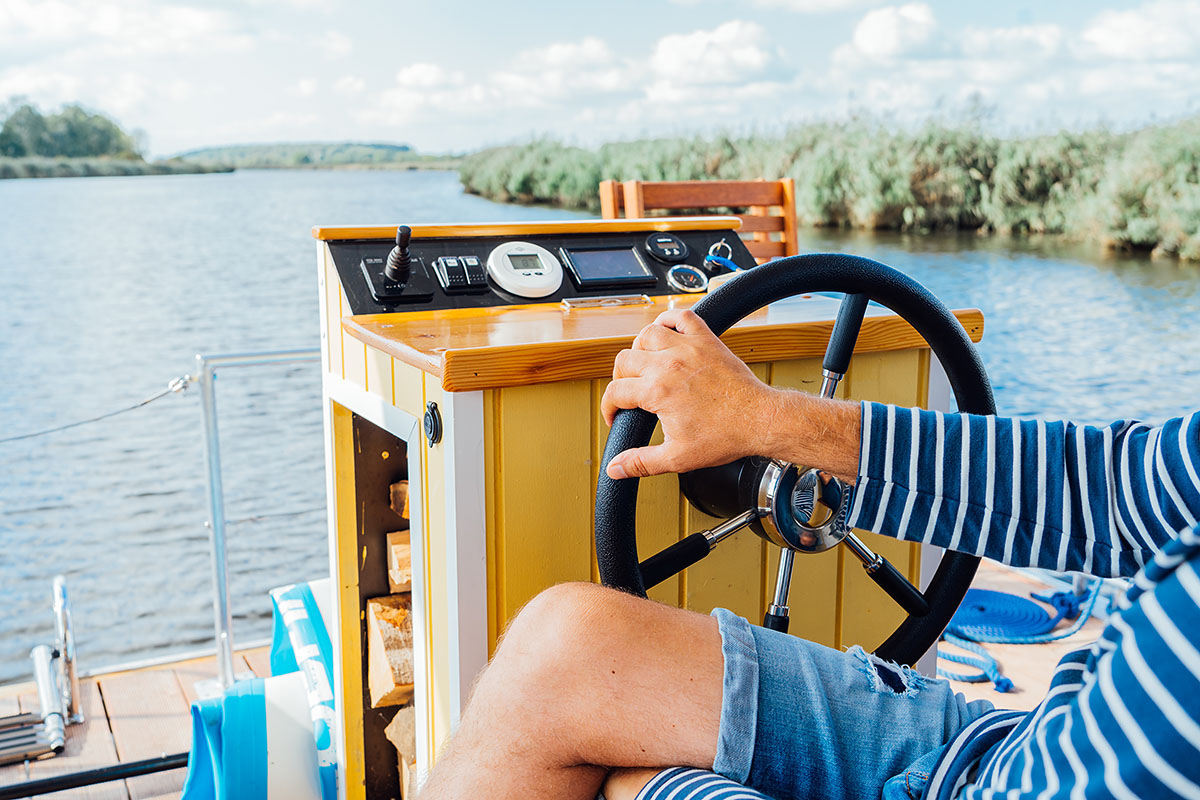 Steuerstand auf Bugterrasse Hausboot Peene