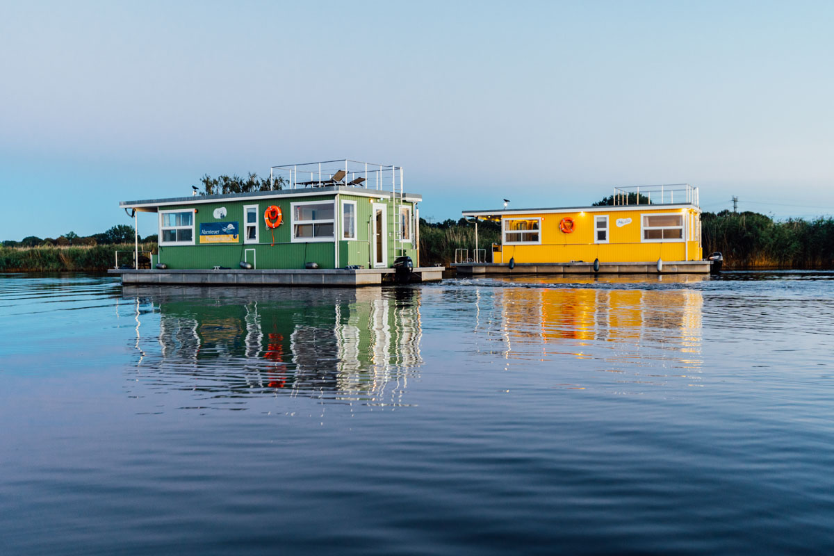 Hausboote an der Peene unterwegs