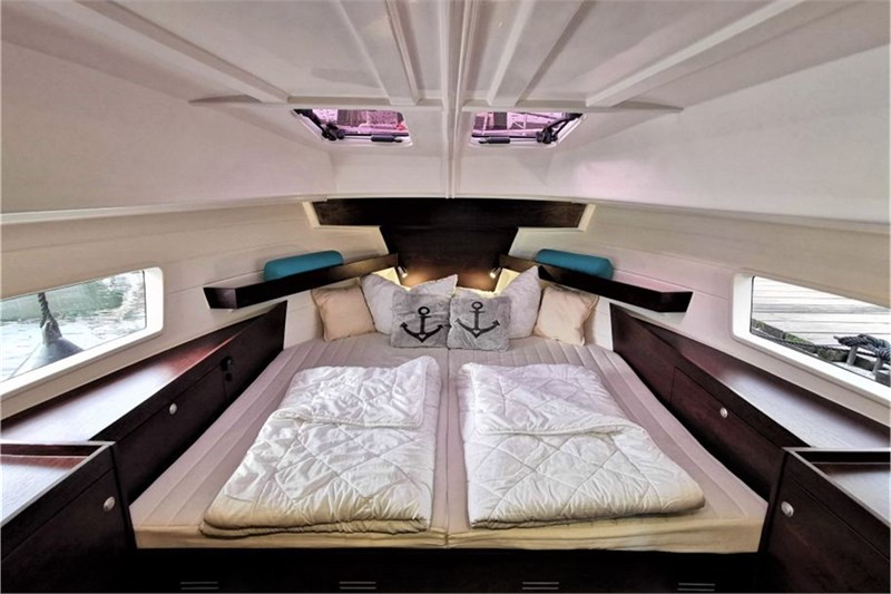 Motoryacht-Aurora-Doppelbett-Masterkabine