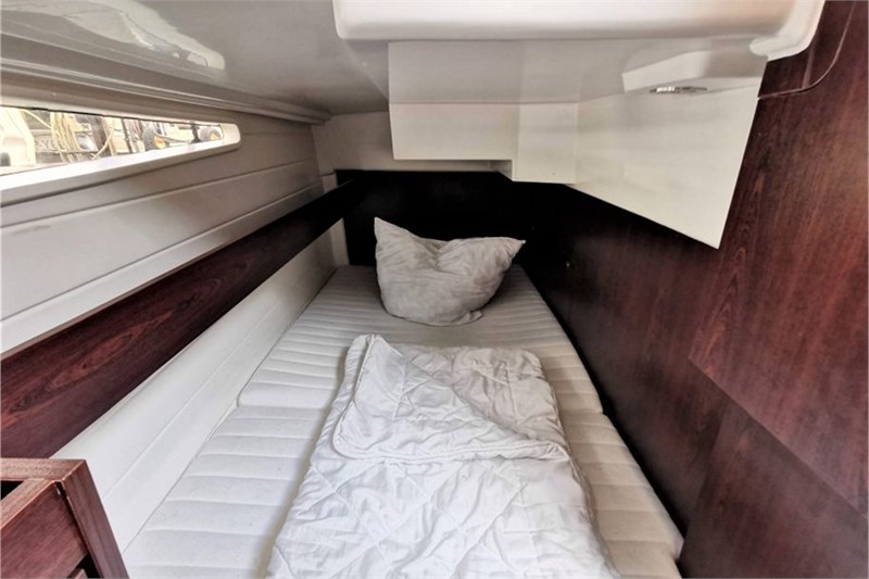 Motoryacht-Aurora-Doppelbett-Seitenkabine-1