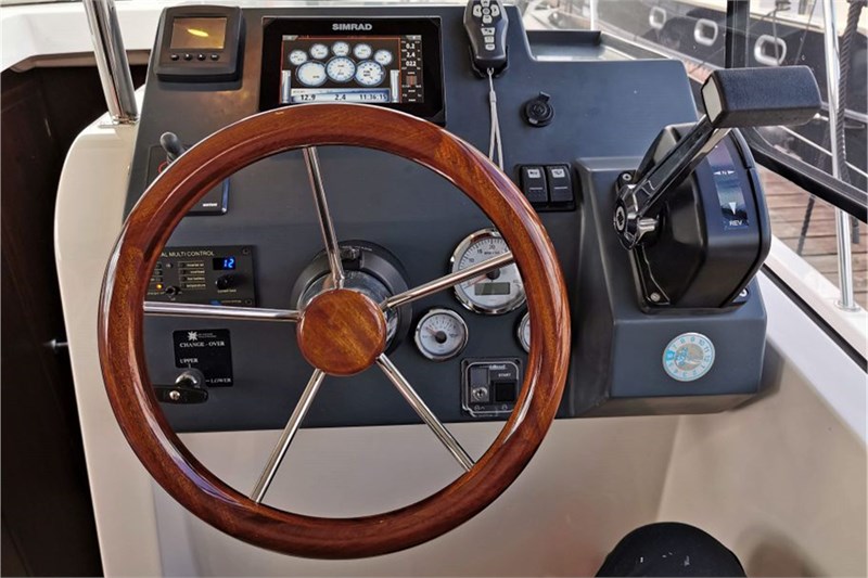 Motoryacht-Aurora-Steuerstand