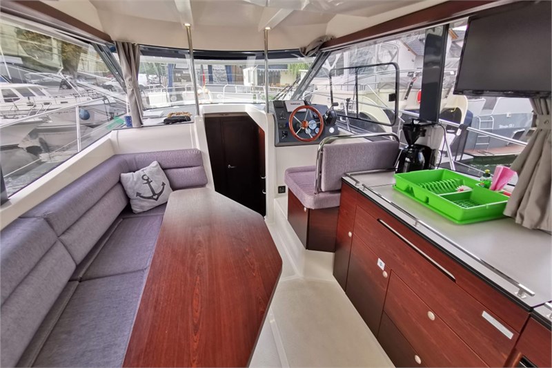 Motoryacht-Aurora-Wohnraum