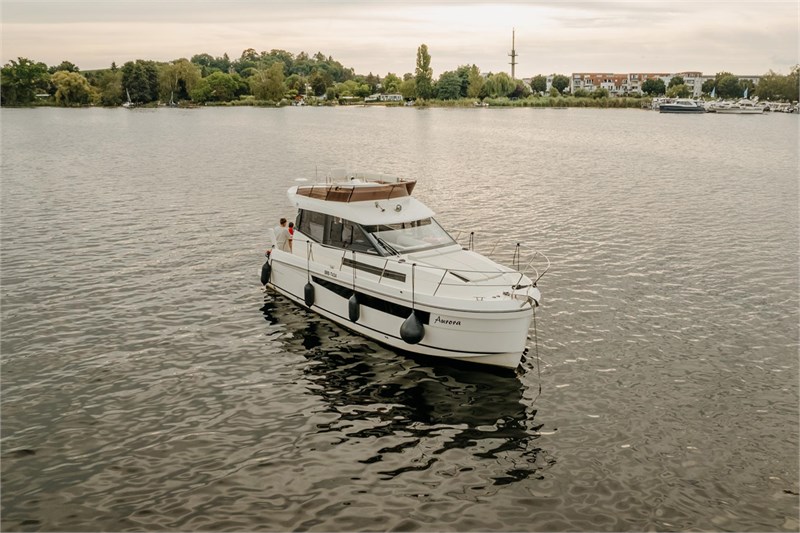 Motoryacht_989_Platinum_Aurora